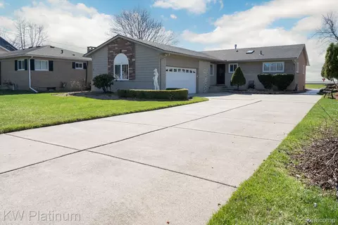 48218 Harbor Dr, Chesterfield, MI 48047