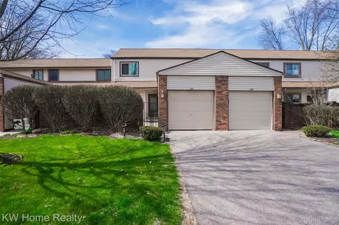 1110 Willow Grove Ct, Rochester Hills, MI 48307