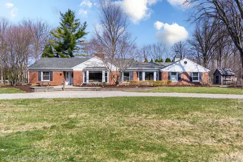 21890 Hampton St, Beverly Hills, MI 48025
