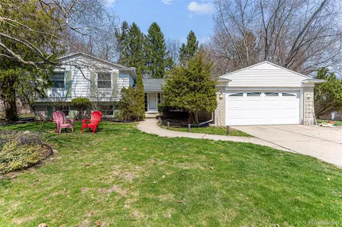 579 Fox River Dr, Bloomfield Hills, MI 48304