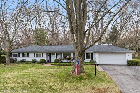 5567 Westwood Ln, Bloomfield Hills, MI 48301