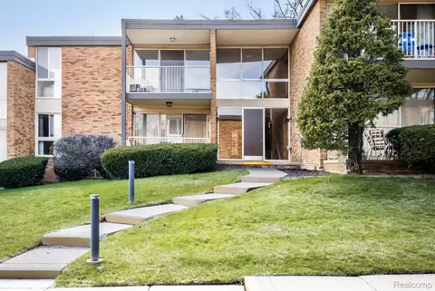 4049 W Maple Rd #A205, Bloomfield Hills, MI 48301