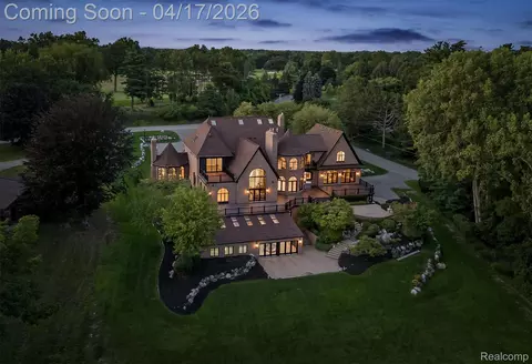 5305 Elmgate Bay Dr, Orchard Lake Village, MI 48324