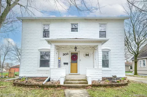 203 Sawyer St, Grand Blanc, MI 48439
