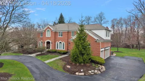 945 Wellsley Ct, Bloomfield Hills, MI 48304