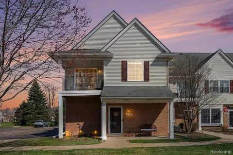 3379 Kneeland Cir #108, Howell, MI 48843