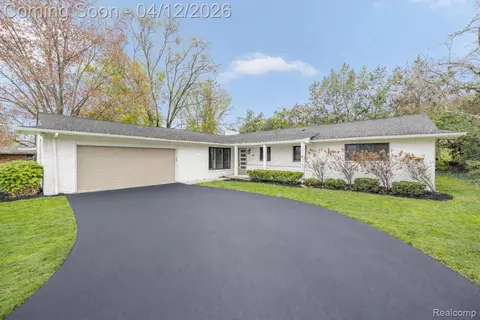 6850 White Pine Dr, Bloomfield Hills, MI 48301