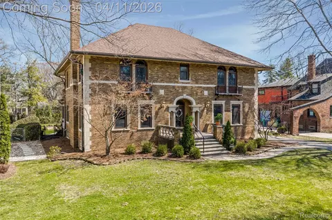 630 Lakepointe St, Grosse Pointe Park, MI 48230