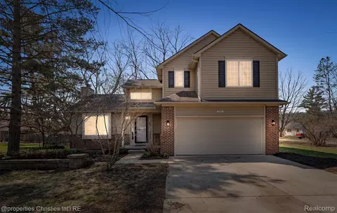 3070 Twinleaf St, Commerce, MI 48382