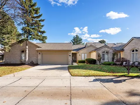 43043 W Kirkwood Dr, Clinton Township, MI 48038