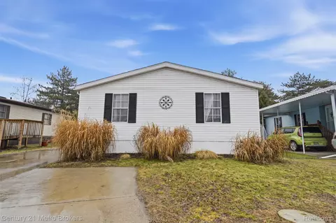 3009 Bay View Dr, Fenton, MI 48430