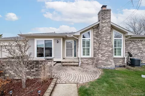 18040 Port Salem Dr #17, Macomb, MI 48044