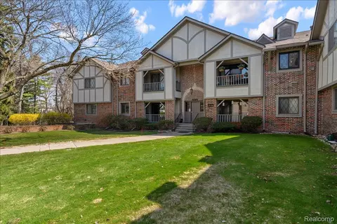42160 Woodward Ave #17, Bloomfield Hills, MI 48304