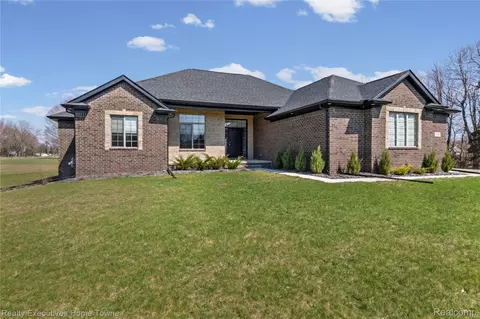 7285 Wood Pointe Dr, Almont, MI 48003