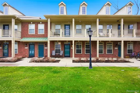 526 Red Oak Ct, Walled Lake, MI 48390