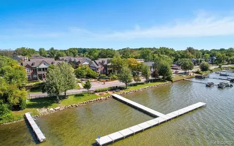 526 Red Oak Ct, Walled Lake, MI 48390