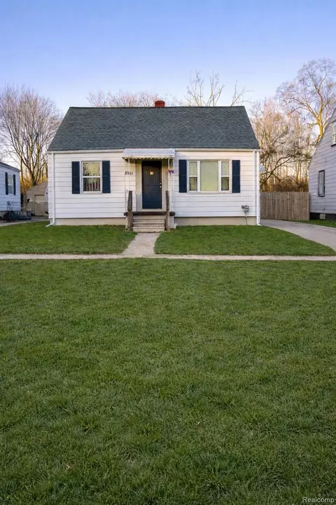 3914 Red Arrow Rd, Flint, MI 48507