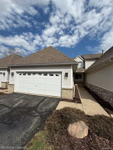 61016 Evergreen Ct, South Lyon, MI 48178