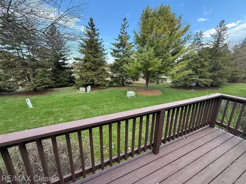 61016 Evergreen Ct, South Lyon, MI 48178