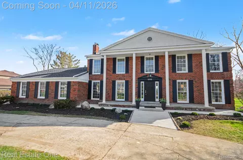 1135 Hickory Hill Dr, Rochester Hills, MI 48309