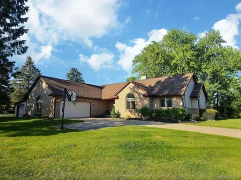 16147 Silvercrest Dr, Fenton, MI 48430