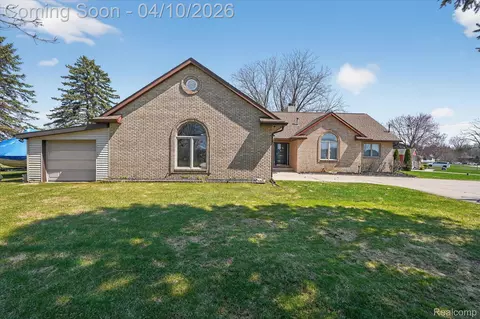 16147 Silvercrest Dr, Fenton, MI 48430