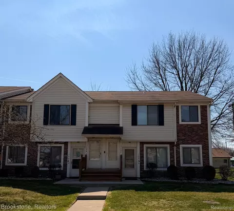 17408 Utica Oaks Ln, Roseville, MI 48066
