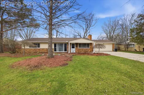2455 Ivanhoe Dr, West Bloomfield, MI 48324