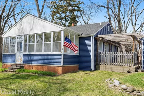 6510 Oakridge Dr, Waterford, MI 48329
