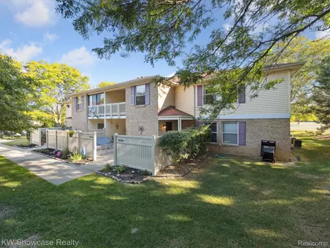 61011 Greenwood Dr, South Lyon, MI 48178