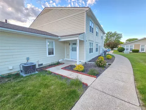 39845 Village Wood Ln #379, Novi, MI 48375