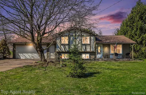 1010 Pelham Blvd, Waterford, MI 48328