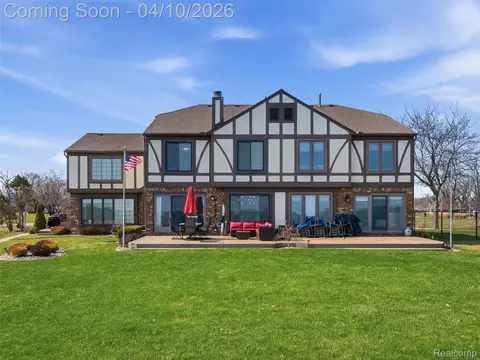 102 Lac Sainte Claire Dr, Saint Clair Shores, MI 48082
