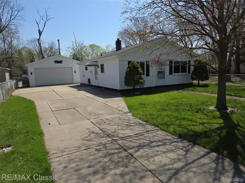 1072 Cloverlawn Dr, Pontiac, MI 48340