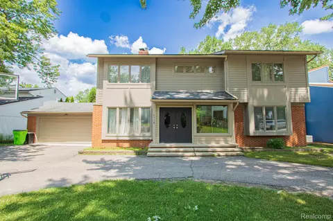 2110 Langham Dr, West Bloomfield, MI 48323