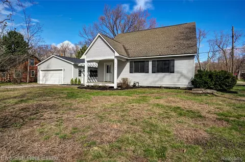 3165 Chenoa St, Commerce, MI 48382