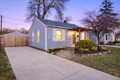 569 E Guthrie Ave, Madison Heights, MI 48071