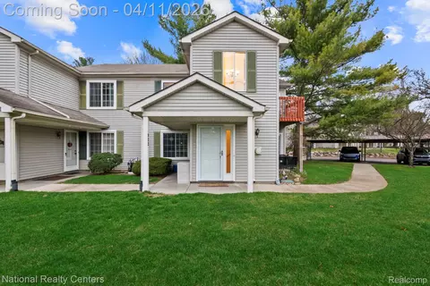 924 Saybrook Dr, Waterford, MI 48327
