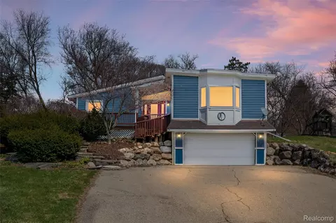 590 Hillwood, White Lake, MI 48383