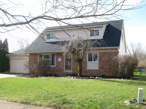 61365 Creekview Dr, South Lyon, MI 48178