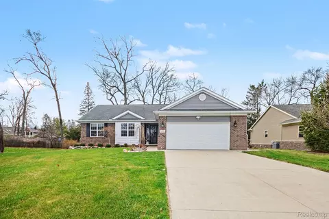 3816 Lyndon Ln, Waterford, MI 48329