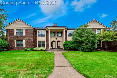 4426 Knightsbridge Ln, West Bloomfield, MI 48323