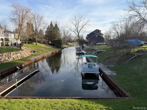 13328 Wendell Dr, Fenton, MI 48430