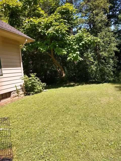 Exterior - 2212 Hoff St, Flint, MI 48506 photo 4 of 6