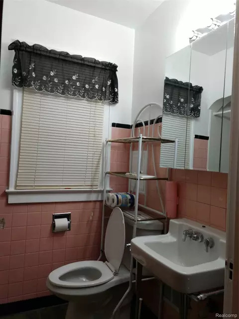 Bath - 2212 Hoff St, Flint, MI 48506 photo 1 of 1