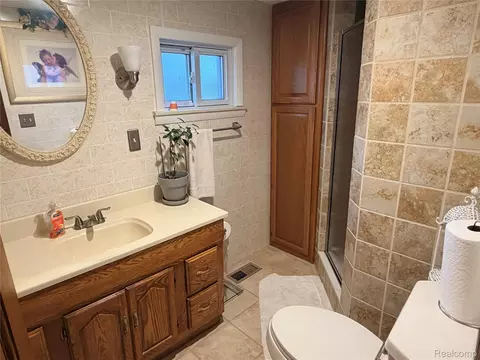 Bath - 6038 Byron Rd, Howell, MI 48855 photo 1 of 2