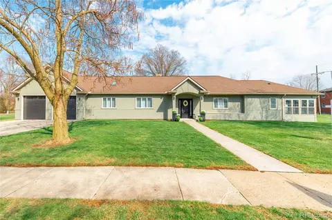 21527 Parke Ln, Grosse Ile, MI 48138