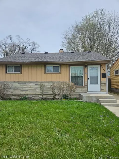 8257 Oak St, Taylor, MI 48180