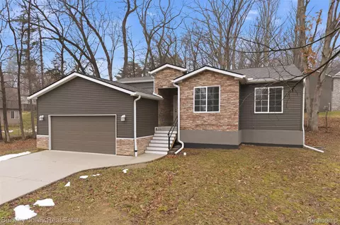 10303 9 Mile Rd, Green Oak, MI 48189
