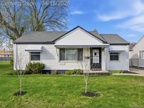22301 Bon Heur St, Saint Clair Shores, MI 48081